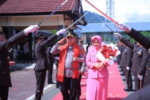 Mengantar Tugas AKBP Yasmara Harahap, Polres Sumbawa Barat Gelar Tradisi Pedang Pora