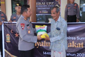 Kapolres Sumbawa Barat Serahkan 1 Ton Beras Zakat Fitrah Secara Simbolis Kepada Masyarakat Penerima Zakat