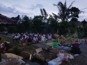 Bhabinkamtibmas Lakukan Pengamanan Upacara Menyambut Hari Raya Nyepi Tahun Caka 1947 di Desa Aikangkung Sumbawa Barat