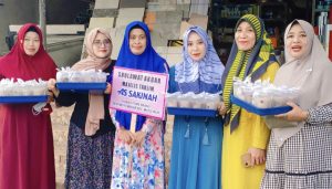 Moment Bulan Ramadhan, Majelis Taklim Assakinah Moyo Mekar Bagi-bagi Takjil, Sintia : Semoga Bermanfaat dan Menjadi Ladang Pahala