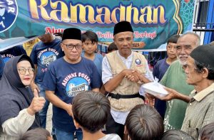 Alumni SMP Dolar 87 di Ampenan Bagikan 1.000 Paket Takjil