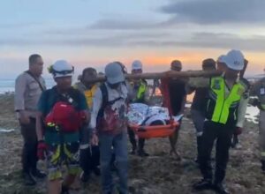 Polsek Sekongkang Bersama Tim Evakuasi PT. AMNT Selamatkan Pemancing Terseret Ombak di Tanjung Mangkun, Pantai Tropical