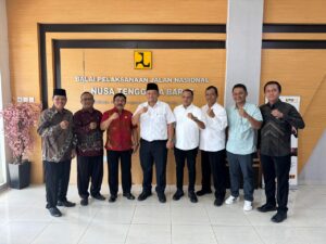 Atasi Banjir, Camat Maluk Gandeng PT AMNT Angkat Sedimentasi Saluran Jalan Maluk-Sekongkang