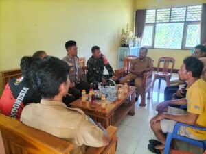 Mediasi Dramatis di SMPN 2 Seteluk: Polisi Turun Tangan Redam Ketegangan Guru dan Siswa