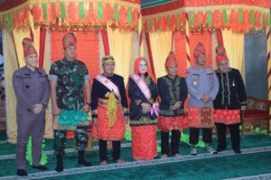 Kapolres Hadiri Penganugerahan Gelar Adat untuk Bupati dan Wabup KSB: Simbol Harmoni Budaya dan Pemerintahan