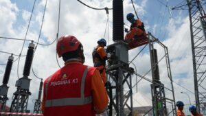 PLN NTB Peringati Hari Buruh dengan Aksi Nyata: GM Turun Langsung Pimpin Pemeliharaan Gardu Induk Lombok Barat