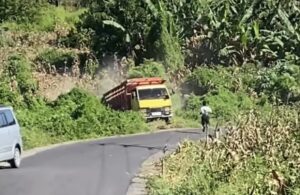 Detik-Detik Truk Bermuatan Jagung Terperosok di Tanjakan Ekas, Aksi Tenang Sopir Tuai Pujian Netizen
