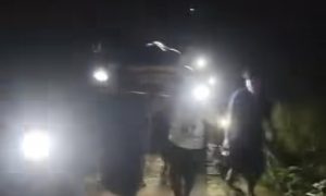 Warga Lombok Tengah Keluhkan Akses Jalan, Orang Meninggal Terpaksa Dibawa Pulang Pakai Tandu