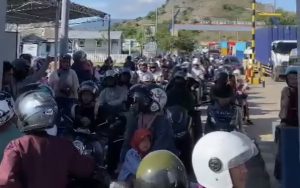 Sistem Barcode di Pelabuhan Poto Tano Eror, Calon Penumpang Protes Antri Panjang Berjam-jam Tidak Bisa Nyebrang