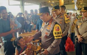Potret Kapolri Saat Menyapa dan Berikan Bingkisan Untuk Pemudik