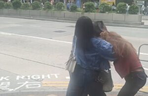 Heboh Video TKW Asal Sumbawa Ribut di Jalanan Hong Kong, Netizen: “Baru Jadi Pembantu Udah Belagu!”