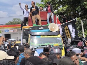 Massa Blokade Total Jalur Poto Tano Berjam-Jam, Tuntut Pembentukan Provinsi Pulau Sumbawa: Kendaraan Tertahan