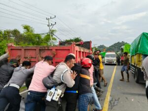 Dramatis! Ambulan Bawa Pasien Darurat Terjebak Blokade Massa Tuntut Provinsi Pulau Sumbawa