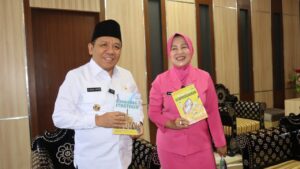 Ny. Heny Agus Purwanta Serahkan Buku Karya Pribadi ke Pemda KLU: Bhayangkari Dorong Gerakan Literasi dari Daerah