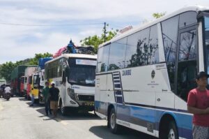Aksi Dukung Provinsi Pulau Sumbawa Lumpuhkan Jalur Poto Tano, Penumpang dan Sopir Bus Mengeluh Terlantar