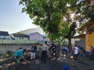 Sinergi TNI, Polri, dan AGR: Gotong Royong Ubah Pekarangan Jadi Lahan Pangan Produktif di Brang Ene