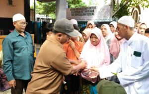 Berbagi Berkah Idul Adha, PC LDII Batulayar Lobar Bagikan Daging Kurban ke 347 Warga
