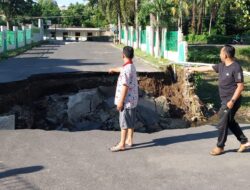 Akses Jalan Amblas Usai Banjir, Ratusan Warga Mahkota Bertais Terisolir: DPRD NTB Janji Perjuangkan Perbaikan