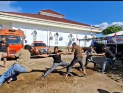 Seru! Wartawan dan LSM Adu Kekuatan Tarik Tambang di HUT ke-17 Lombok Utara