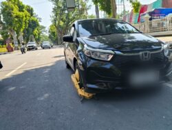 Roda Mobil Digembok di Pejanggik Mataram, Kontras dengan Parkir Liar di Cakranegara