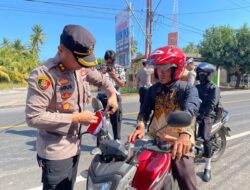 Polres Lombok Utara Bagi Bendera Kepada Pengendara Sambut HUT RI KE-80