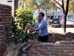 Anggota DPRD KLU Geram, Bongkar Paksa Pagar Proyek Kantor DPRD Yang Dinilai tidak Sesuai Spesifikasi
