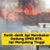 Ngeri! Detik-detik Api Melahap Gedung DPRD NTB Saat Aksi Demontrasi