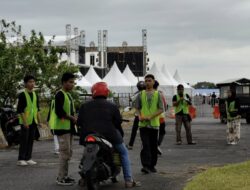 Warga Keluhkan Parkir Rp15 Ribu di Pesta Rakyat FORNAS VIII NTB 2025: Konser Gratis, Parkir Mencekik?