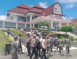 DPRD Lombok Tengah Dikepung Massa: Kompas-NTB Bongkar Dugaan Mafia 200 Villa Bodong dan Penguasaan Pantai oleh Investor