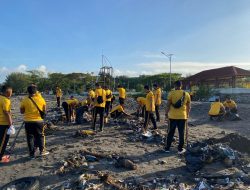 Personel Ditpolairud Polda NTB Gelar Olahraga Bersama dan Aksi Bersih-Bersih di Pantai Loang Baloq