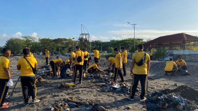 Personel Ditpolairud Polda NTB Gelar Olahraga Bersama dan Aksi Bersih-Bersih di Pantai Loang Baloq