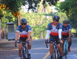 Bhayangkari Lotara Sisipkan Pesan Literasi dalam Gowes Kamtibmas di Desa Adat Bayan