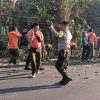 Polsek Tanjung Bersama Damkar dan BPBD Sigap Evakuasi Pohon Tumbang di Jalur Raya Dusun Tembobor Selatan