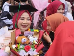 Wisuda Mahasiswi UMM Ika Rizki Wulandari Bikin Haru, Air Mata Bahagia Saat Keluarga Besar Hadir Beri Selamat