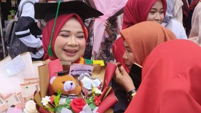 Wisuda Mahasiswi UMM Ika Rizki Wulandari Bikin Haru, Air Mata Bahagia Saat Keluarga Besar Hadir Beri Selamat