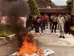 Massa Aksi Bentangkan Kain Putih dan Lakukan Pembakaran di Kantor Perwakilan DPD RI NTB, Buntut Dugaan Suap Dua Senator