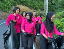 Lebih dari Satu Ton Sampah Diangkat dari Pusuk, Bhayangkari Lombok Utara Teguhkan Komitmen Hijau