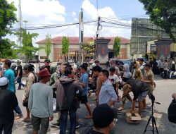 Buntut Dugaan Pengeroyokan di PT LNI, Massa Geruduk Polres Lombok Tengah: Desak Polisi Sapu Bersih Debt Collector Preman!