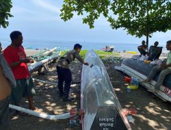 Cat Kapal Bareng Warga, Polairud Lombok Utara Tunjukkan Wajah ‘Polisi Penolong’ di Pantai Bintang