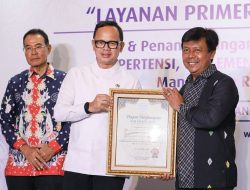 Bupati Sumbawa Barat Raih Penghargaan Adinkes 2025 atas Keberhasilan Tangani AIDS, TBC, dan Malaria