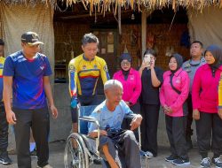 Bhayangkari Lombok Utara Dorong Gerakan Cegah Stunting, Kapolres Serahkan Kursi Roda untuk Warga Lumpuh
