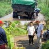 Dekat Kantor Bupati Tapi Jalannya Rusak: Warga Bangket Tengak Tanam Pohon Pisang Sebagai Protes