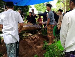 Pemakaman Inak Serinah Disesaki Ribuan Warga Kuripan: Sosok Sederhana yang Viral karena Tak Pernah Dapat Bantuan