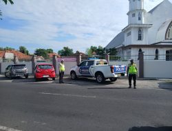 Pastikan Ibadah Natal Lancar, Satgas Kamseltibcar Lantas Ops Lilin Berikan Pelayanan Pengamanan Arus Lalu Lintas di Depan Gereja