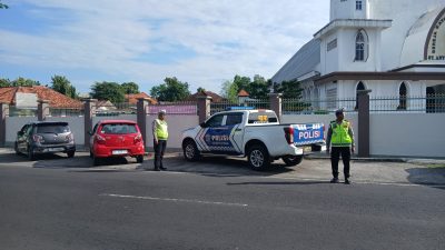 Pastikan Ibadah Natal Lancar, Satgas Kamseltibcar Lantas Ops Lilin Berikan Pelayanan Pengamanan Arus Lalu Lintas di Depan Gereja
