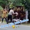 Viral! Detik-detik Polisi Diserang Perempuan Diduga ODGJ Pakai Sajam, Netizen: “Polisinya Ikut Kabur!”