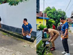 Viral! Lurah Sampir Turun Langsung Masuk Drainase Cek Sedimentasi, Warga: Ini Baru Pejabat Kerja Nyata