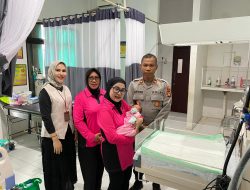 Ny. Heny Agus Purwanta dan Pelukan Pertama untuk Bayi Kayangan