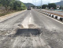 Aspal Terkelupas dan Jalan Rusak, Proyek Jalur 2 Tambak Sari Disorot Publik, Kontraktor Diminta Diperiksa