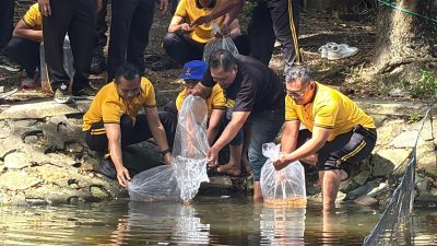Ditpolairud Polda NTB Dukung Ketahanan Pangan melalui Tabur Benih Ikan di Kolam Loang Baloq